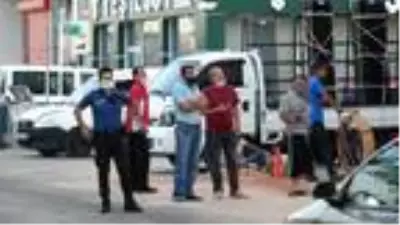 Sinir krizi geçiren kadın, evdeki eşyaları sokağa fırlattı Sinir krizi geçiren kadın, evdeki eşyaları sokağa fırlattı