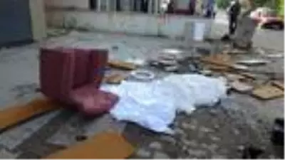 Sinir krizi geçiren kadın, evdeki eşyaları sokağa fırlattı Sinir krizi geçiren kadın, evdeki eşyaları sokağa fırlattı