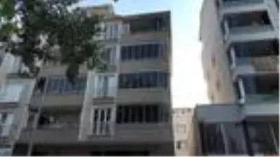 Sinir krizi geçiren kadın, evdeki eşyaları sokağa fırlattı Sinir krizi geçiren kadın, evdeki eşyaları sokağa fırlattı