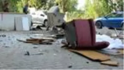Sinir krizi geçiren kadın, evdeki eşyaları sokağa fırlattı Sinir krizi geçiren kadın, evdeki eşyaları sokağa fırlattı