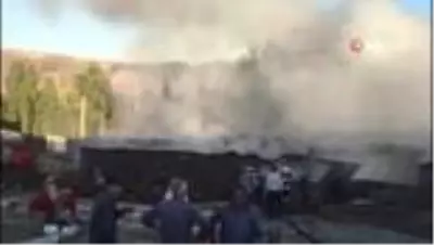 Sivas'ta çıkan yangında 3 samanlık ile 2 ahır küle döndü Sivas'ta çıkan yangında 3 samanlık ile 2 ahır küle döndü