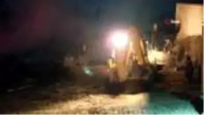 Sivas'ta çıkan yangında 3 samanlık ile 2 ahır küle döndü Sivas'ta çıkan yangında 3 samanlık ile 2 ahır küle döndü