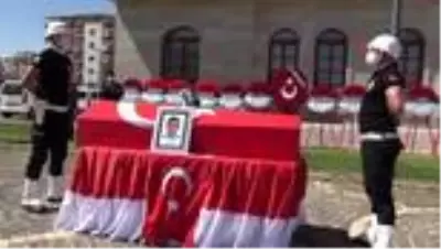 Siverek'te şehit polis memuru için tören düzenlendi Siverek'te şehit polis memuru için tören düzenlendi