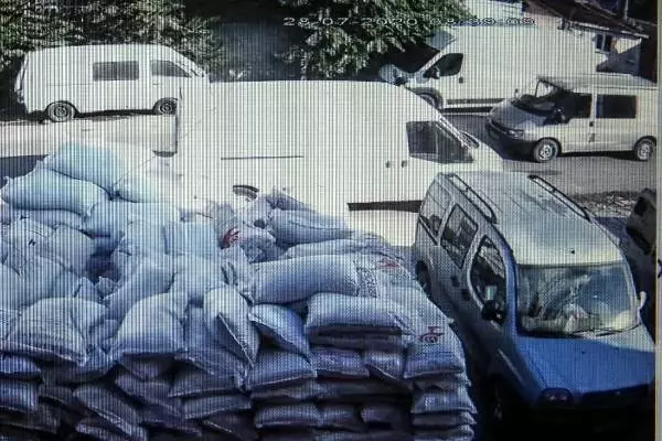 Maskeli 5 kişi, 4 dakika içinde 200 bin liralık malı çaldı Maskeli 5 kişi, 4 dakika içinde 200 bin liralık malı çaldı