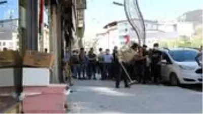 Esnaf, tabelaya yuva yapan arılar yüzünden iş yerlerini açamadı Esnaf, tabelaya yuva yapan arılar yüzünden iş yerlerini açamadı