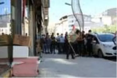 Esnaf, tabelaya yuva yapan arılar yüzünden iş yerlerini açamadı Esnaf, tabelaya yuva yapan arılar yüzünden iş yerlerini açamadı