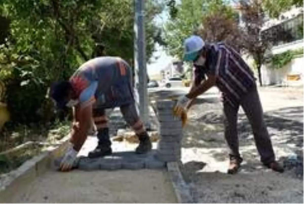 Tepebaşı'nda yol ve kaldırım çalışmaları