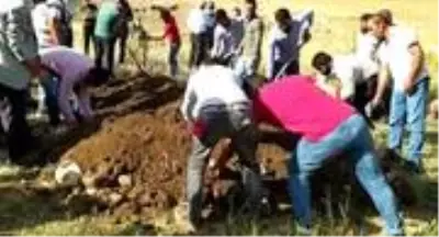 Trafik kazasında hayatını kaybeden gelin son yolculuğuna uğurlandı Trafik kazasında hayatını kaybeden gelin son yolculuğuna uğurlandı