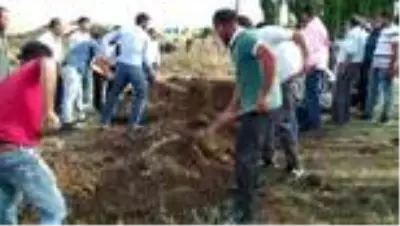 Trafik kazasında hayatını kaybeden gelin son yolculuğuna uğurlandı Trafik kazasında hayatını kaybeden gelin son yolculuğuna uğurlandı
