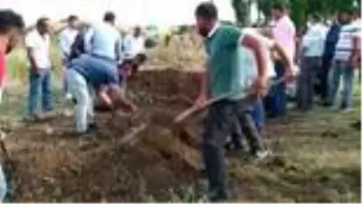 Trafik kazasında hayatını kaybeden gelin son yolculuğuna uğurlandı Trafik kazasında hayatını kaybeden gelin son yolculuğuna uğurlandı