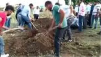 Trafik kazasında hayatını kaybeden gelin son yolculuğuna uğurlandı Trafik kazasında hayatını kaybeden gelin son yolculuğuna uğurlandı