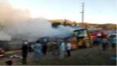 Ulaş'ta çok sayıda samanlık ve ahır yandı Ulaş'ta çok sayıda samanlık ve ahır yandı