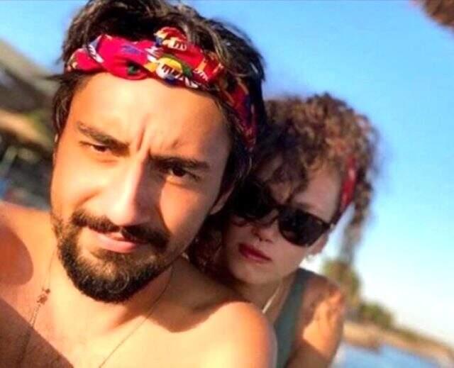 Umut Evirgen ile fotoğraf paylaşarak aşkını ilan eden Melisa Şenolsun, paylaşımını yayından kaldırdı Umut Evirgen ile fotoğraf paylaşarak aşkını ilan eden Melisa Şenolsun, paylaşımını yayından kaldırdı
