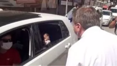 Vali Aydoğdu maske takan çocuğu ve ailesini tebrik etti Vali Aydoğdu maske takan çocuğu ve ailesini tebrik etti