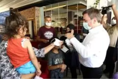 Vali Aydoğdu maske takan çocuğu ve ailesini tebrik etti Vali Aydoğdu maske takan çocuğu ve ailesini tebrik etti