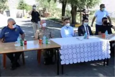 Vali Çağatay, deprem bölgesindeki muhtarlarla bir araya geldi Vali Çağatay, deprem bölgesindeki muhtarlarla bir araya geldi