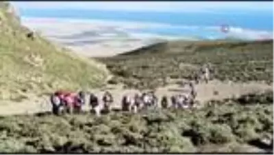 Van Gölü'ne dikkat çekmek için Süphan Dağı'na zirve yaptılar Van Gölü'ne dikkat çekmek için Süphan Dağı'na zirve yaptılar
