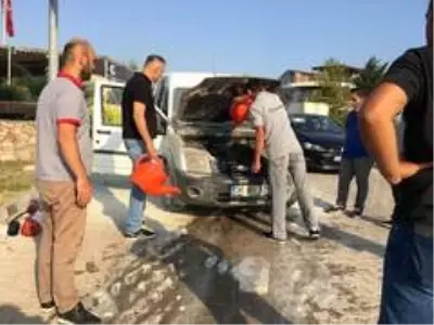 Yalova'da yanan araca pet şişeli müdahale Yalova'da yanan araca pet şişeli müdahale