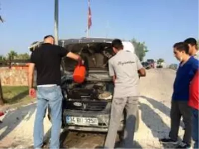 Yalova'da yanan araca pet şişeli müdahale Yalova'da yanan araca pet şişeli müdahale