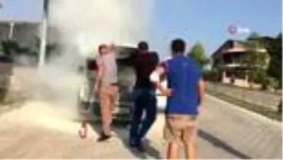 Yalova'da yanan araca pet şişeli müdahale Yalova'da yanan araca pet şişeli müdahale