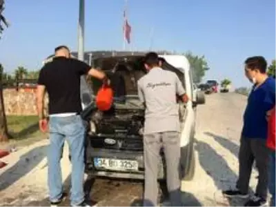 Yalova'da yanan araca pet şişeli müdahale Yalova'da yanan araca pet şişeli müdahale