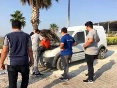 Yalova'da yanan araca pet şişeli müdahale Yalova'da yanan araca pet şişeli müdahale