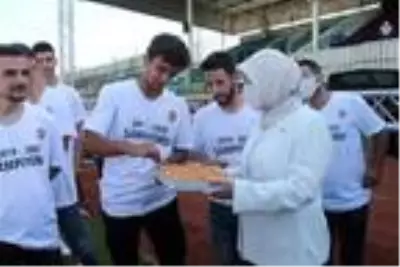 Yalovaspor şampiyonluk kupasıyla Yalovaspor şampiyonluk kupasıyla