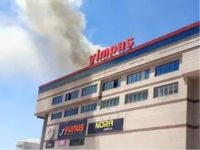 Yozgat'ta alışveriş merkezinin çatısında yangın çıktı Yozgat'ta alışveriş merkezinin çatısında yangın çıktı