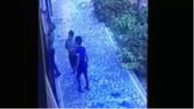 3 çocuk, çaldıkları güvenlik kamerasına yansıdı 3 çocuk, çaldıkları güvenlik kamerasına yansıdı