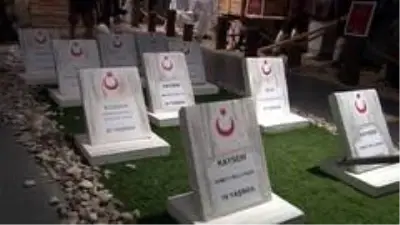 35 eğitmenin 47 eseri 'Dönmeyi Düşünmeyenler 1915 Çanakkale Ruhu 15 Temmuz Ruhu' sergisinde... 35 eğitmenin 47 eseri 'Dönmeyi Düşünmeyenler 1915 Çanakkale Ruhu 15 Temmuz Ruhu' sergisinde...