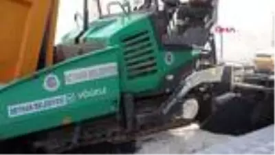 ADANA Başkan Akay, asfalt dökme çalışmalarını yerinde denetledi ADANA Başkan Akay, asfalt dökme çalışmalarını yerinde denetledi