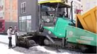 ADANA Başkan Akay, asfalt dökme çalışmalarını yerinde denetledi ADANA Başkan Akay, asfalt dökme çalışmalarını yerinde denetledi