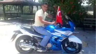 Ailesindeki şehitler anısına motosikletiyle 746 kilometre gidip şehitlikteki bayrakları yeniledi Ailesindeki şehitler anısına motosikletiyle 746 kilometre gidip şehitlikteki bayrakları yeniledi