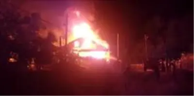 Amasya'da çıkan yangında 3 ev yandı Amasya'da çıkan yangında 3 ev yandı
