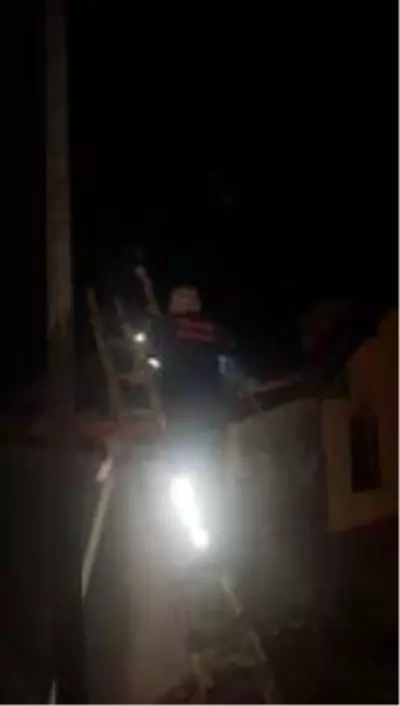Amasya'da çıkan yangında 3 ev yandı Amasya'da çıkan yangında 3 ev yandı