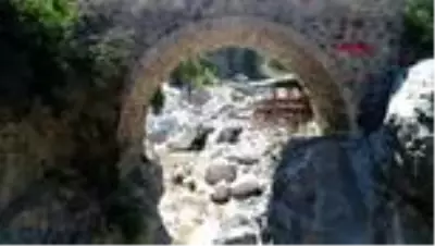 ANTALYA Kesme Boğazı'nın buz gibi suları turistleri ağırlıyor ANTALYA Kesme Boğazı'nın buz gibi suları turistleri ağırlıyor