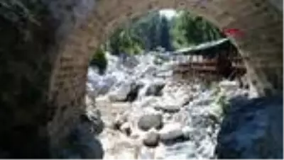 ANTALYA Kesme Boğazı'nın buz gibi suları turistleri ağırlıyor ANTALYA Kesme Boğazı'nın buz gibi suları turistleri ağırlıyor