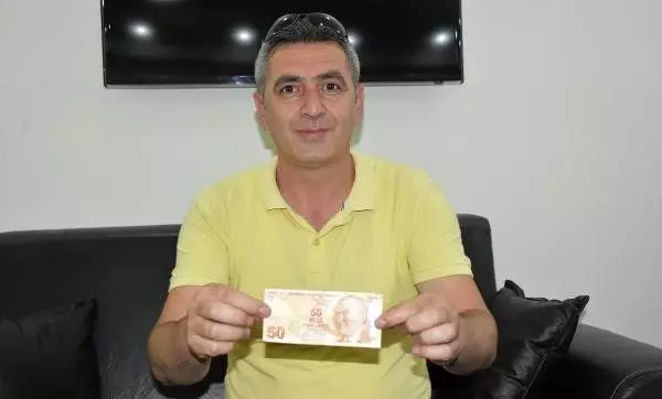 ATM'den çektiği parada basım hatası olduğunu gören vatandaş, koleksiyoncuların teklifini bekliyor ATM'den çektiği parada basım hatası olduğunu gören vatandaş, koleksiyoncuların teklifini bekliyor