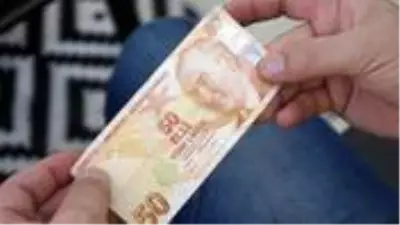 ATM'den çektiği parada basım hatası olduğunu gören vatandaş, koleksiyoncuların teklifini bekliyor ATM'den çektiği parada basım hatası olduğunu gören vatandaş, koleksiyoncuların teklifini bekliyor