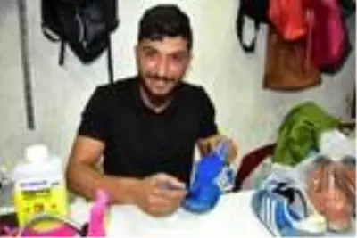 'Ayakkabı doktoru', yıpranmış ayakkabıları ilk günkü haline döndürüyor 'Ayakkabı doktoru', yıpranmış ayakkabıları ilk günkü haline döndürüyor