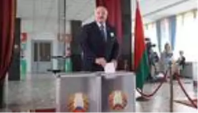 Belarus'ta sandık çıkış anketlerine göre seçimin galibi Lukaşenko Belarus'ta sandık çıkış anketlerine göre seçimin galibi Lukaşenko