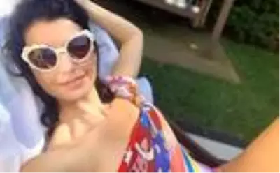 Beren Saat'ten kırmızı mayo paylaşım! Beren Saat'ten kırmızı mayo paylaşım!