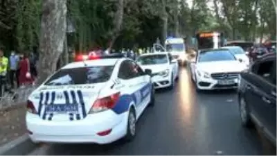 Kontrolünü kaybeden motosiklet sürücüsü, yayaların arasına daldı Kontrolünü kaybeden motosiklet sürücüsü, yayaların arasına daldı