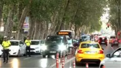 Kontrolü kaybeden motosiklet, yayaların arasına daldı Kontrolü kaybeden motosiklet, yayaların arasına daldı