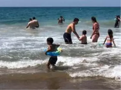Boğulma vakaları tatilcilerin gözünü korkutmadı, cankurtaranlar 'Laf dinlemiyorlar' diye isyan etti Boğulma vakaları tatilcilerin gözünü korkutmadı, cankurtaranlar 'Laf dinlemiyorlar' diye isyan etti