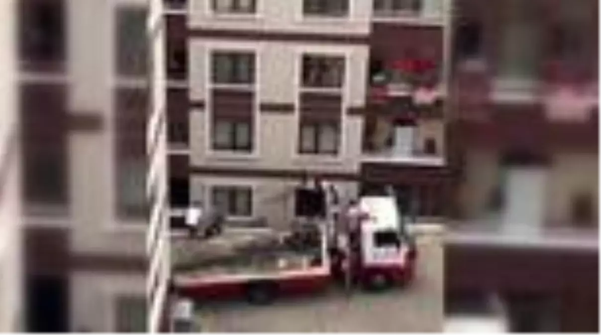 BURSA Devrilen otomobil, bina ile duvar arasında dik durdu 2 yaralı