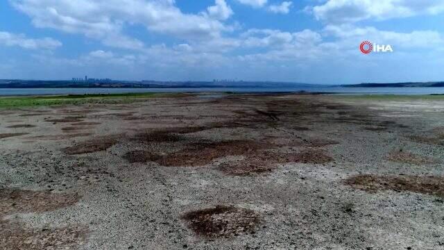 Büyükçekmece Gölü'nde yaşanan kuraklık drone ile havadan görüntülendi Büyükçekmece Gölü'nde yaşanan kuraklık drone ile havadan görüntülendi