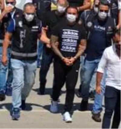 Çeşme'de 'Cehenmem Melekleri' çetesi lideri Arabacı, tutuklandı Çeşme'de 'Cehenmem Melekleri' çetesi lideri Arabacı, tutuklandı