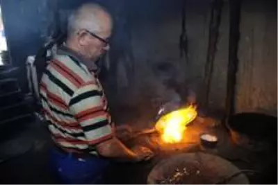 Çocuk yaşta başladığı mesleğinin son ustalarından oldu Çocuk yaşta başladığı mesleğinin son ustalarından oldu