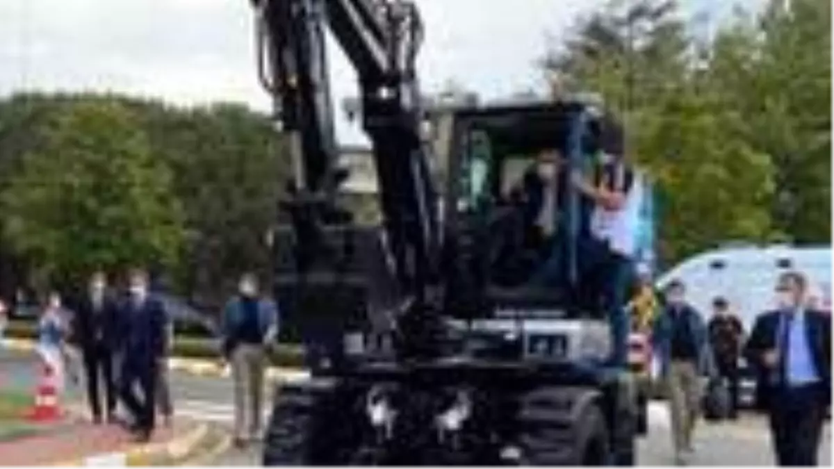 Cumhurbaşkanı Erdoğan, yerli üretim olan dünyanın ilk lastikli ve elektrikli ekskavatörünü test etti